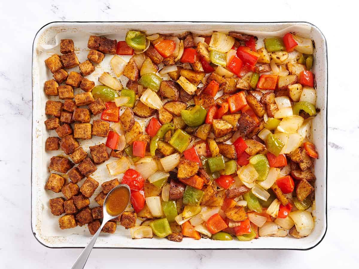 Rocíe la mezcla de mantequilla sobre el tofu asado y las verduras.