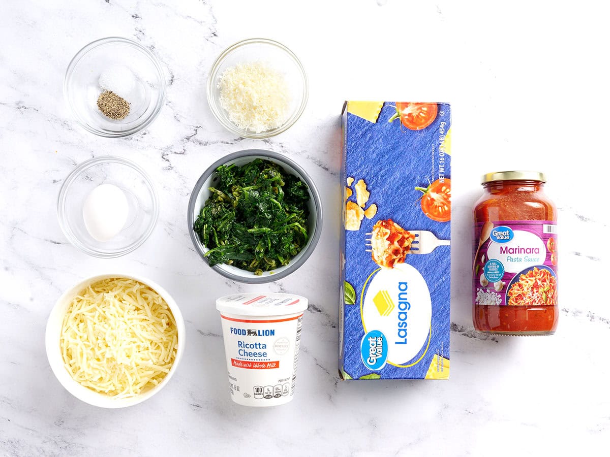 Los ingredientes para hacer rollitos de lasaña.