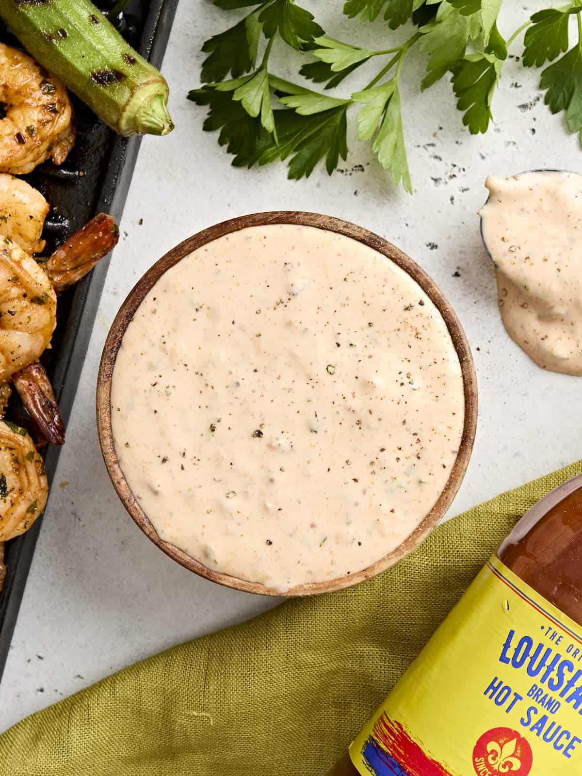 Vista aérea de la salsa remoulade en un bol.