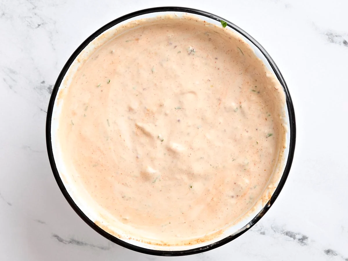 Salsa remoulade terminada en un bol.