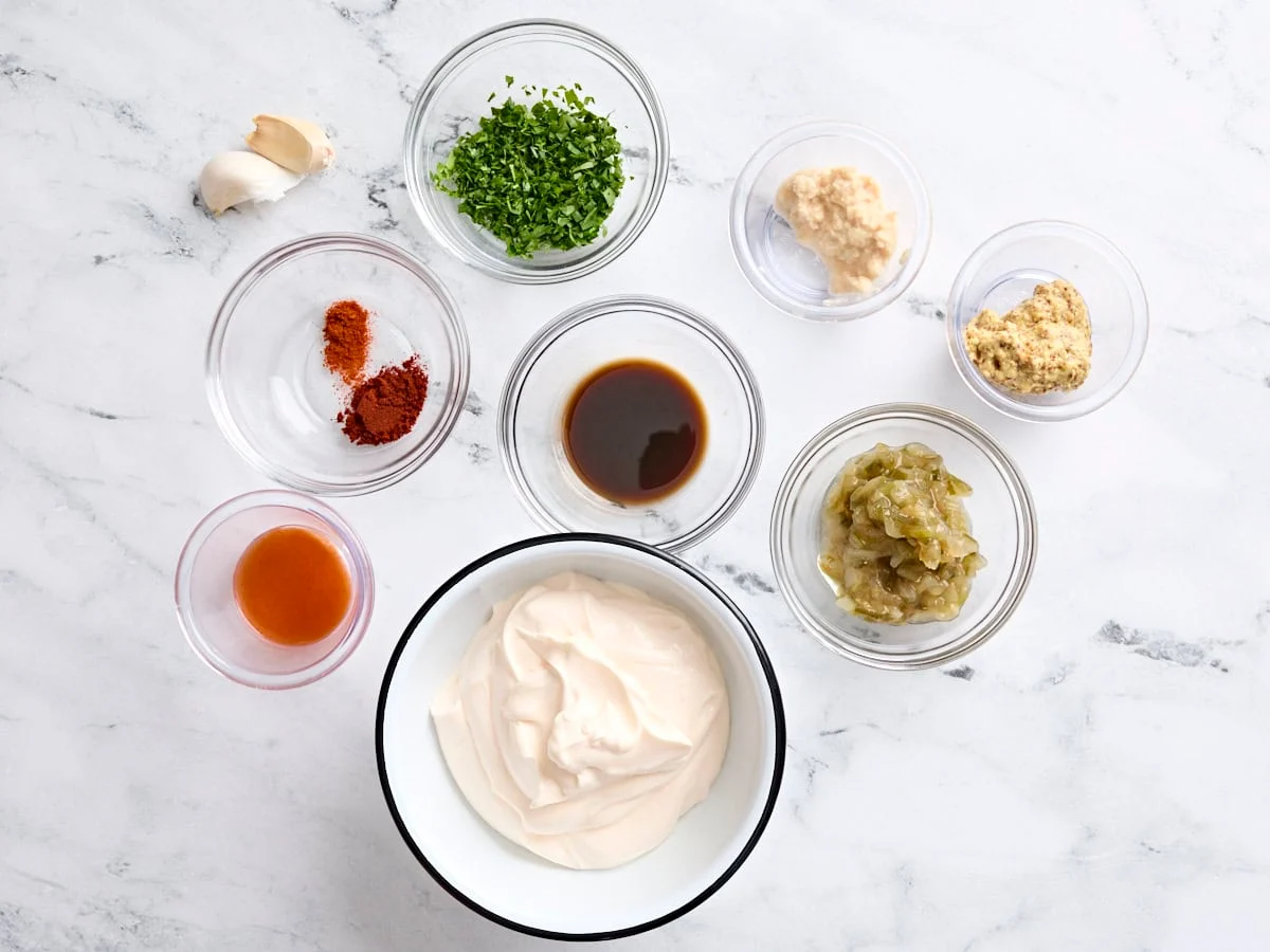 Los ingredientes para hacer salsa remoulade.