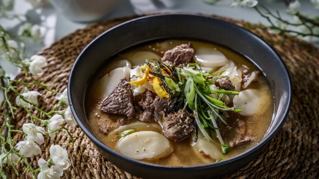Tteokguk de Gunmoo Kim (sopa coreana de pastel de arroz y carne)