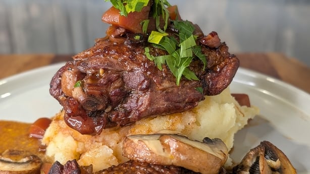 Un plato de coq au vin