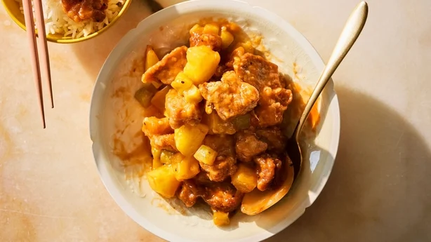 Un plato de cerdo crujiente con fruta.