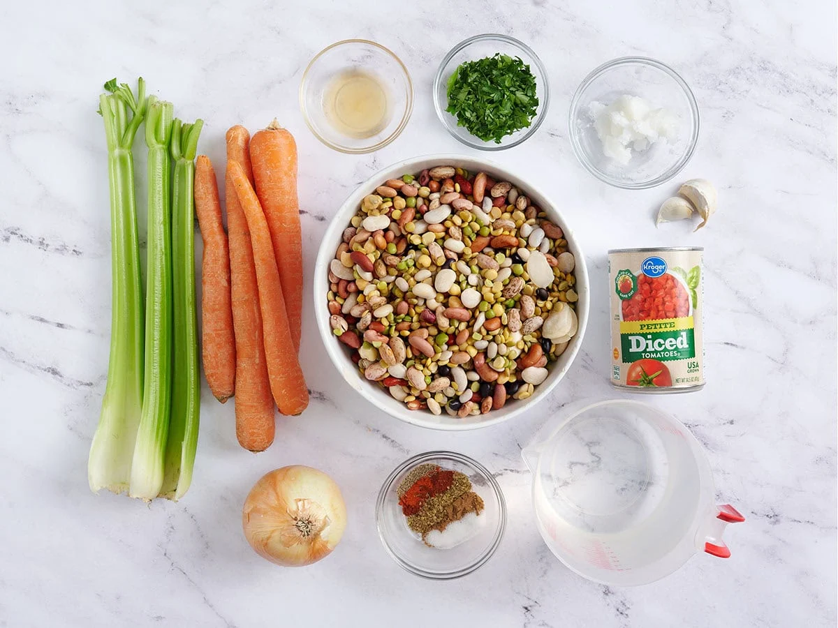 Los ingredientes para hacer sopa de 15 frijoles.