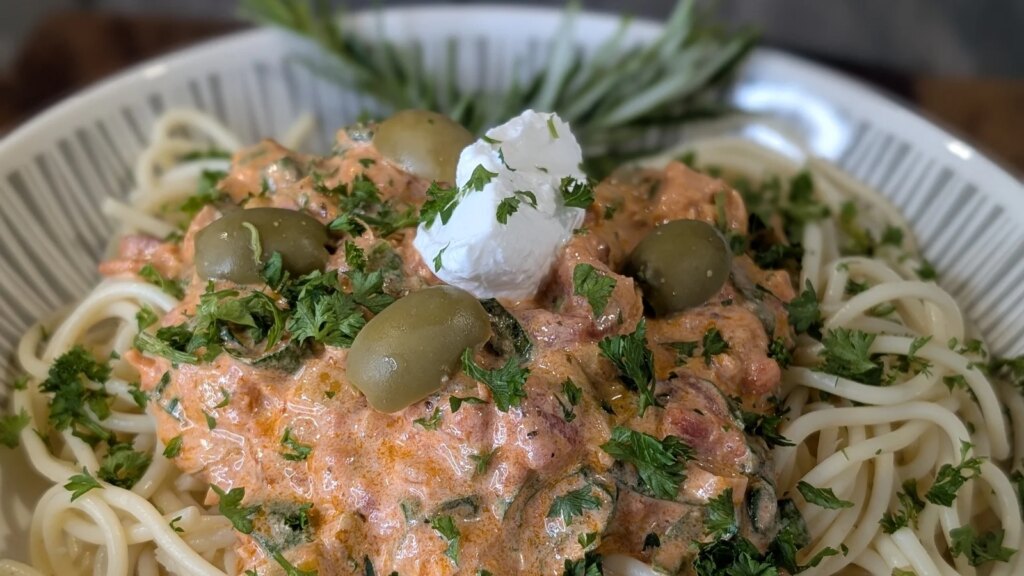 Espaguetis Fulvio con panceta y espinacas en salsa de aceitunas