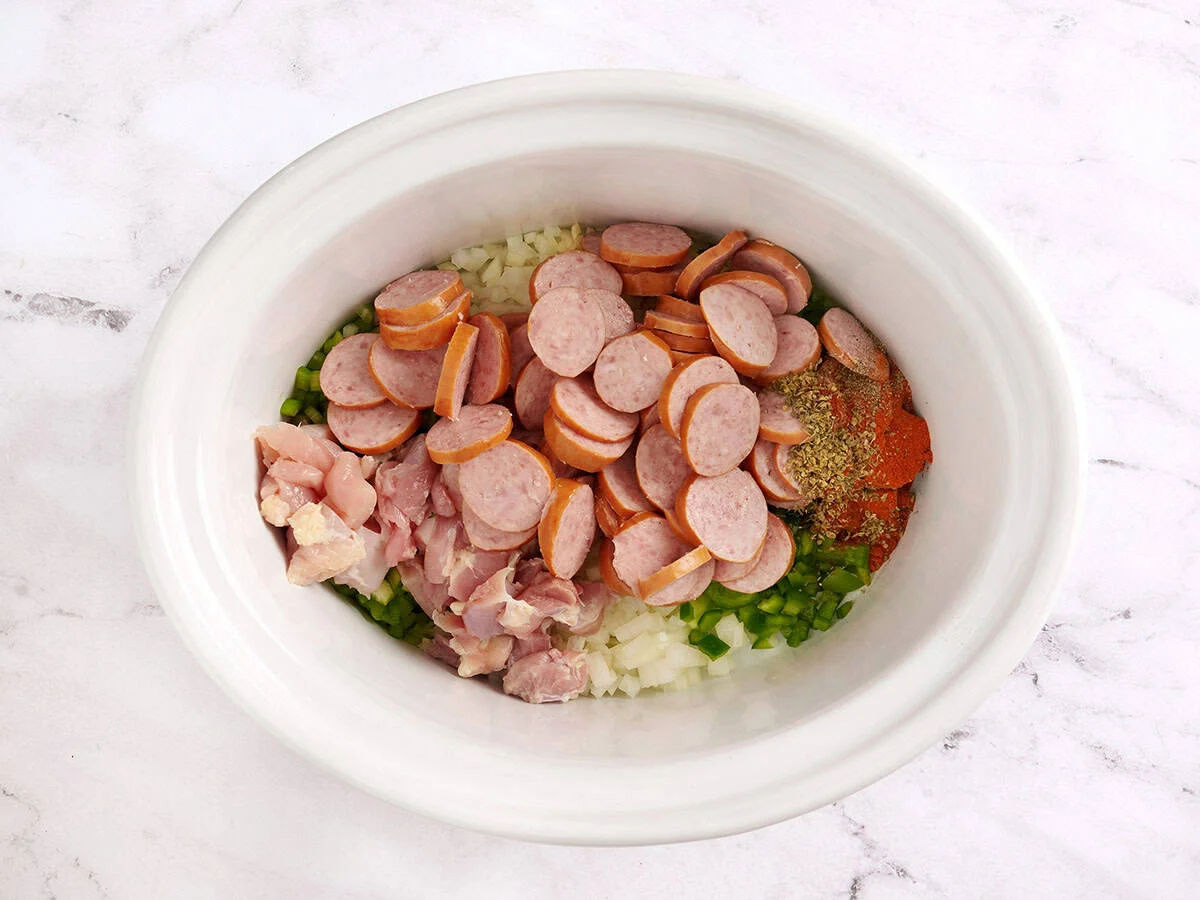 Carne agregada a la olla de cocción lenta. 