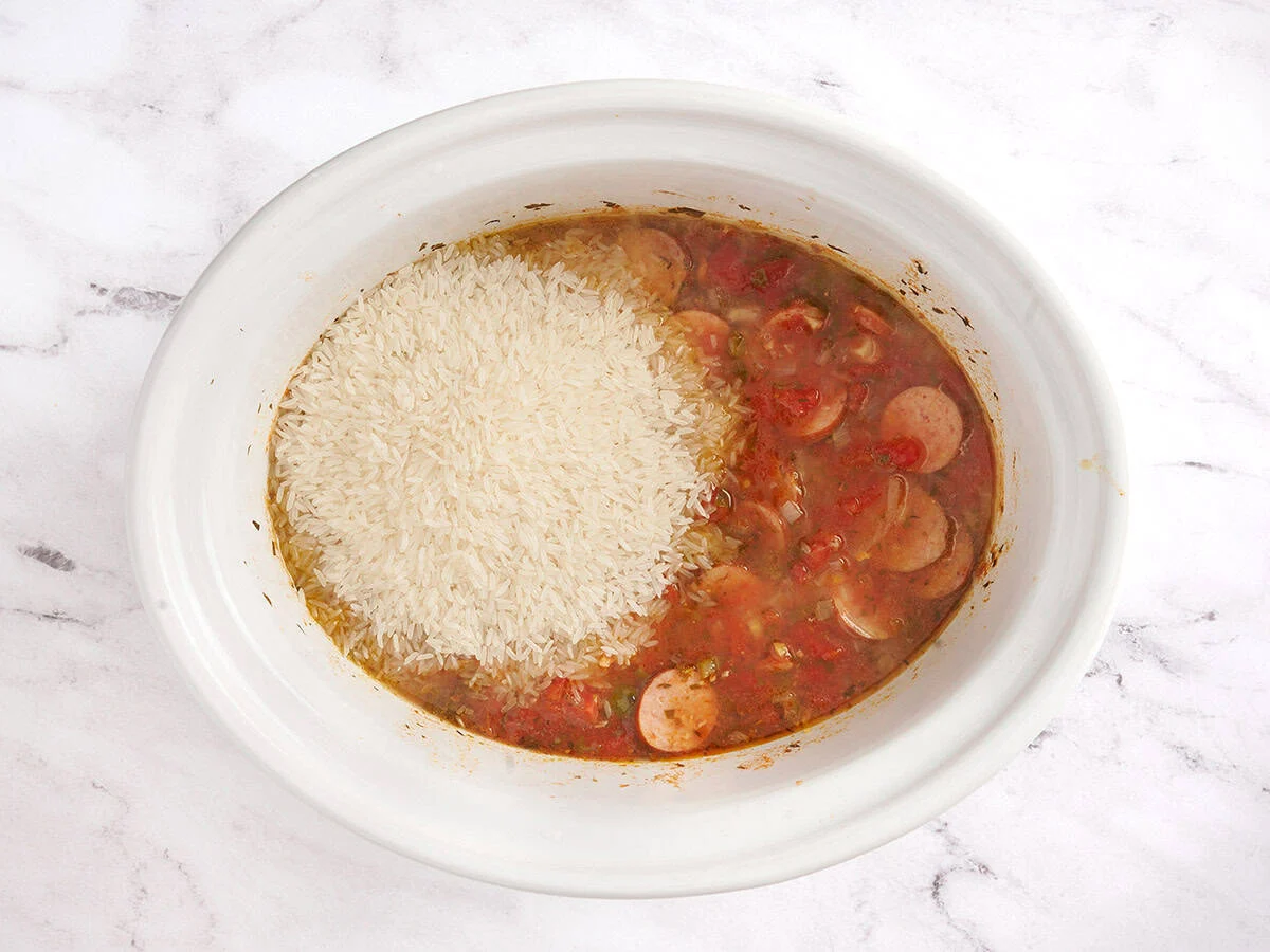 Agregar arroz a la olla. 