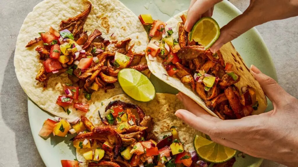 Tacos ahumados de champiñones ostra desmenuzados con barbacoa de BOSH!