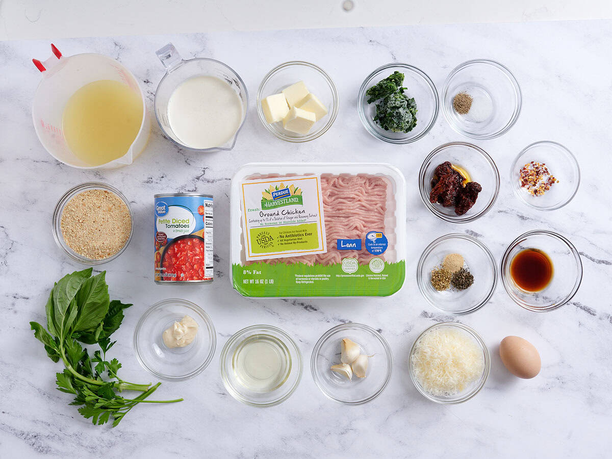 Los ingredientes para hacer cásate conmigo albóndigas de pollo.