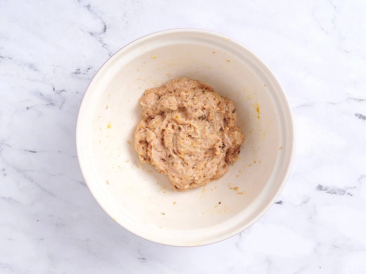Cásate conmigo con la mezcla de albóndigas en un bol.