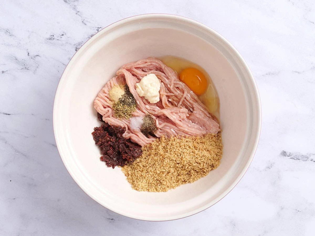 Ingredientes de albóndigas de pollo en un bol.