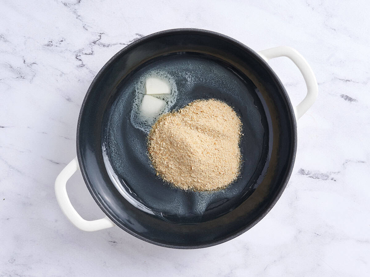 Pan rallado y mantequilla en una brasera.