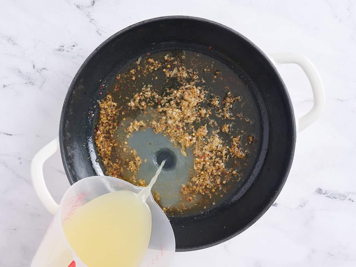 Dorar y verterlo sobre ajo picado dorado en una sartén.