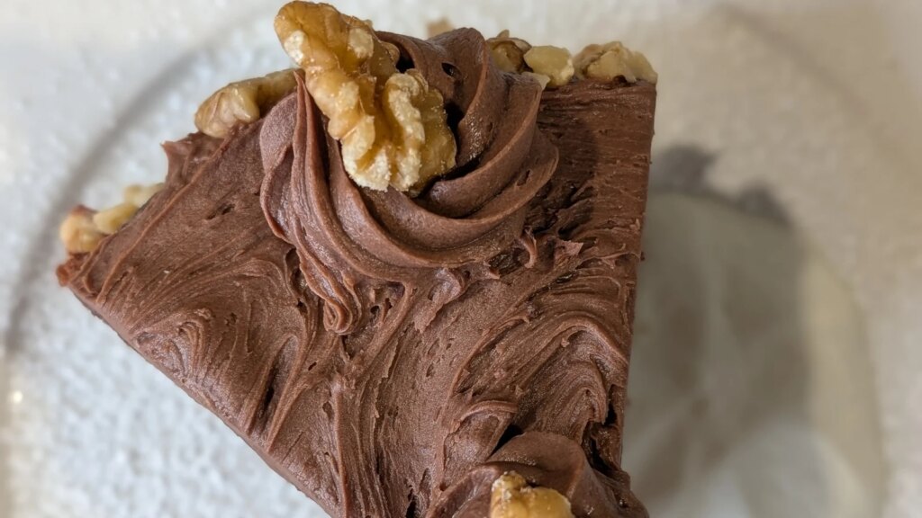 Pastel de chocolate de Sarah Butler con nueces y glaseado de ganache