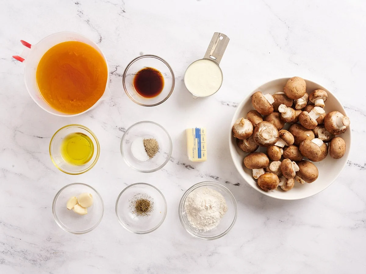 Los ingredientes para hacer sopa cremosa de champiñones.