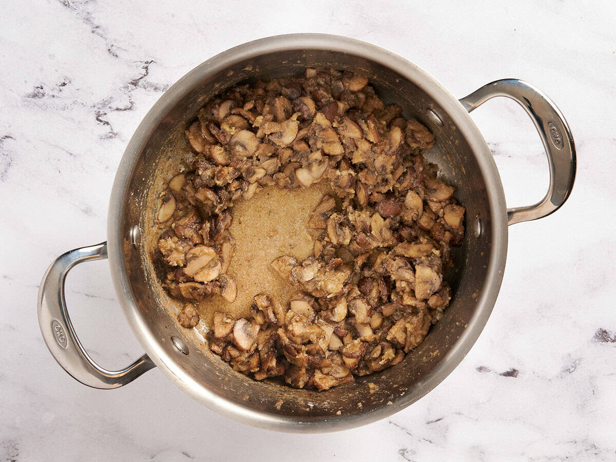 Champiñones salteando en una sartén.