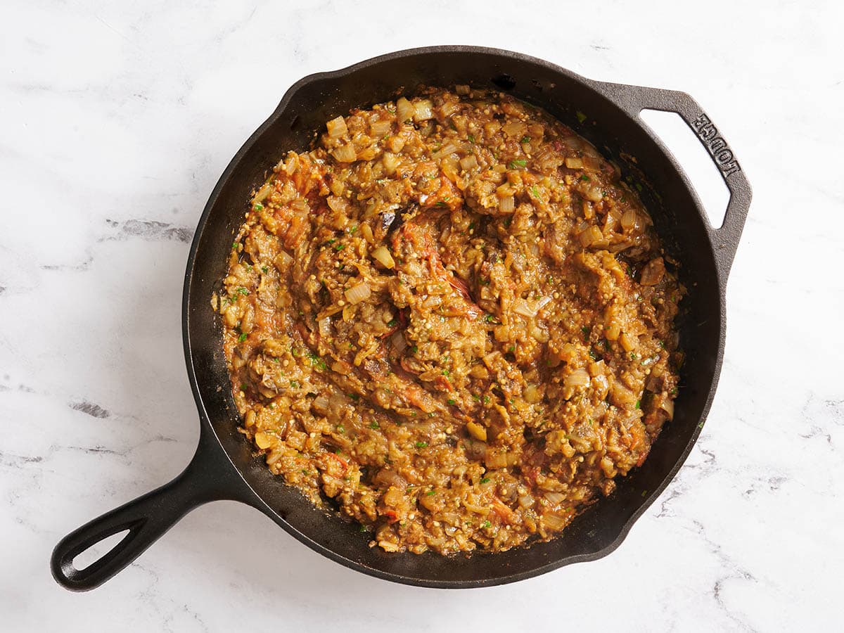 Curry de berenjena terminado en una sartén.