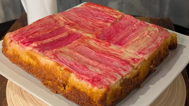 pastel de ruibarbo y natillas