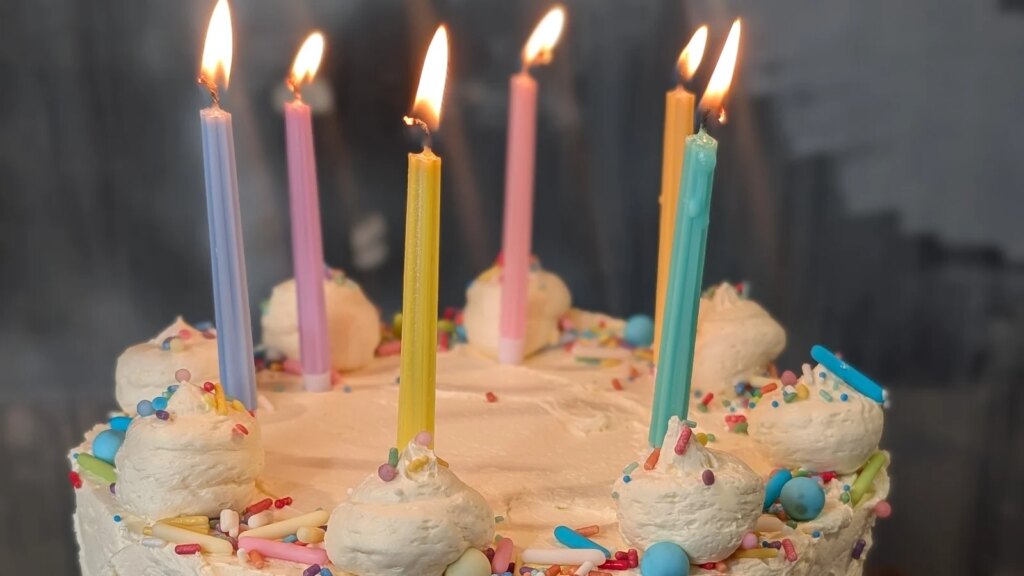 Pastel de cumpleaños de vainilla de Shane Smith: hoy