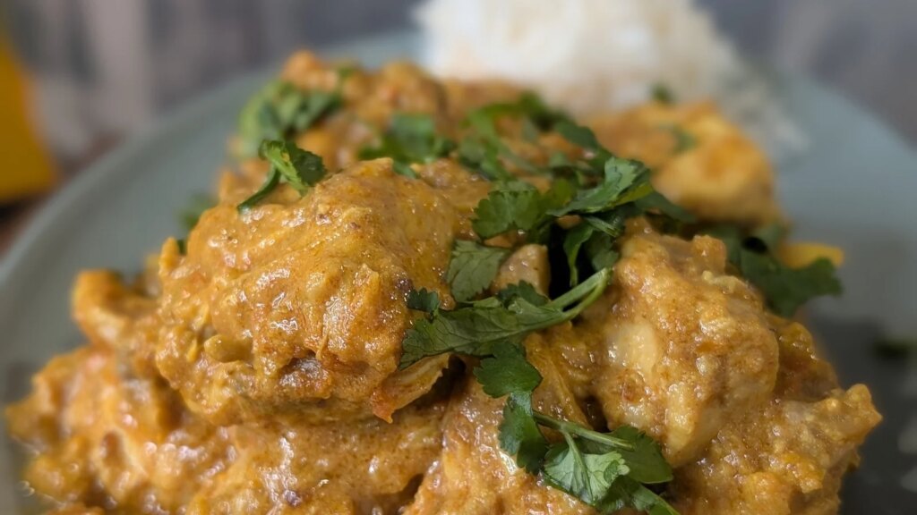 Pollo al curry en un café al lado de la carretera de Lina Gautam: hoy