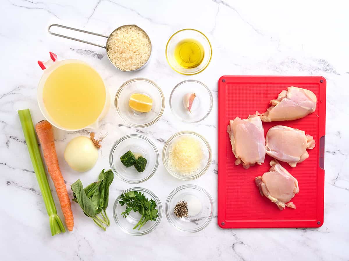 Los ingredientes para hacer tazones de caldo de pollo.