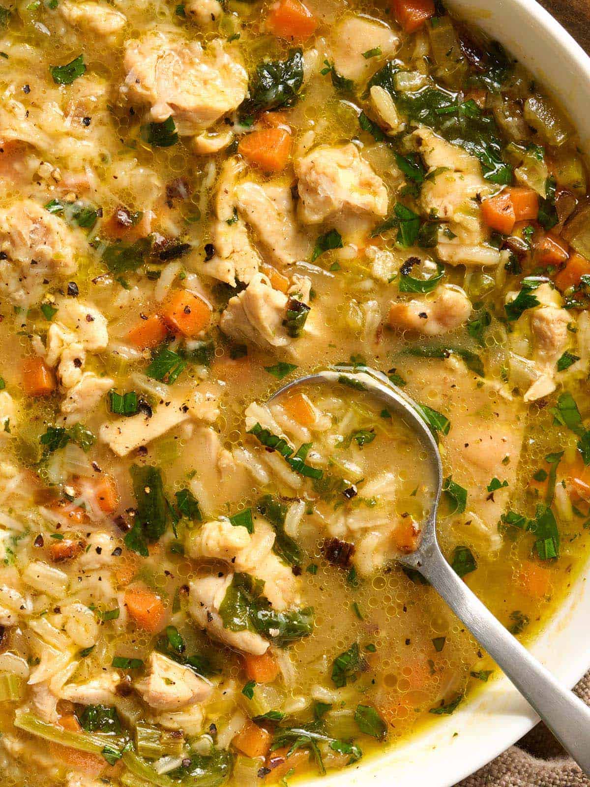 Vista aérea de cerca de un tazón de caldo de pollo.