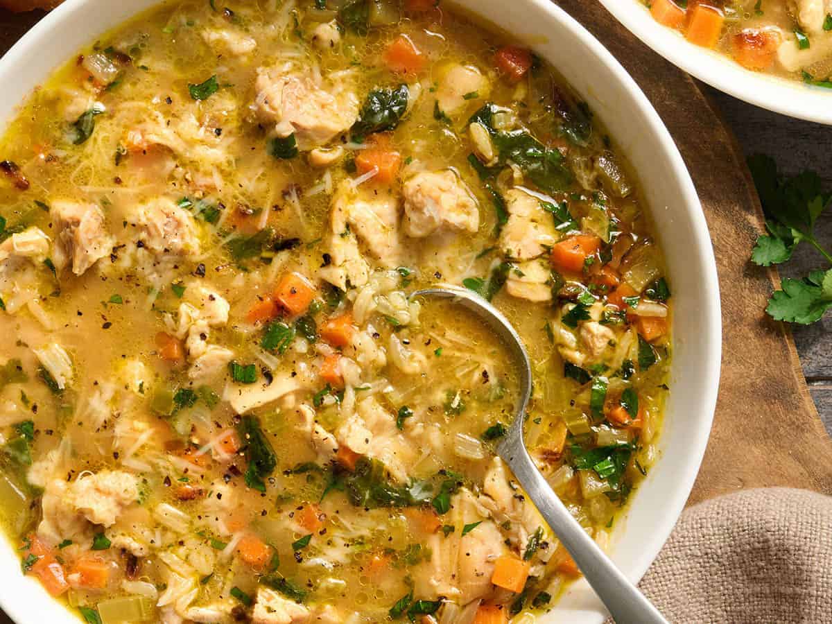 Vista aérea de cerca de un tazón de caldo de pollo.