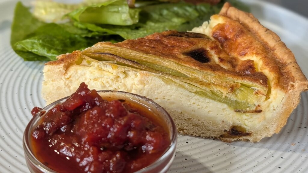 Diarmuid Ó Mathúna quiche de puerros asados ​​y cheddar con ensalada fresca y vinagreta de manzana