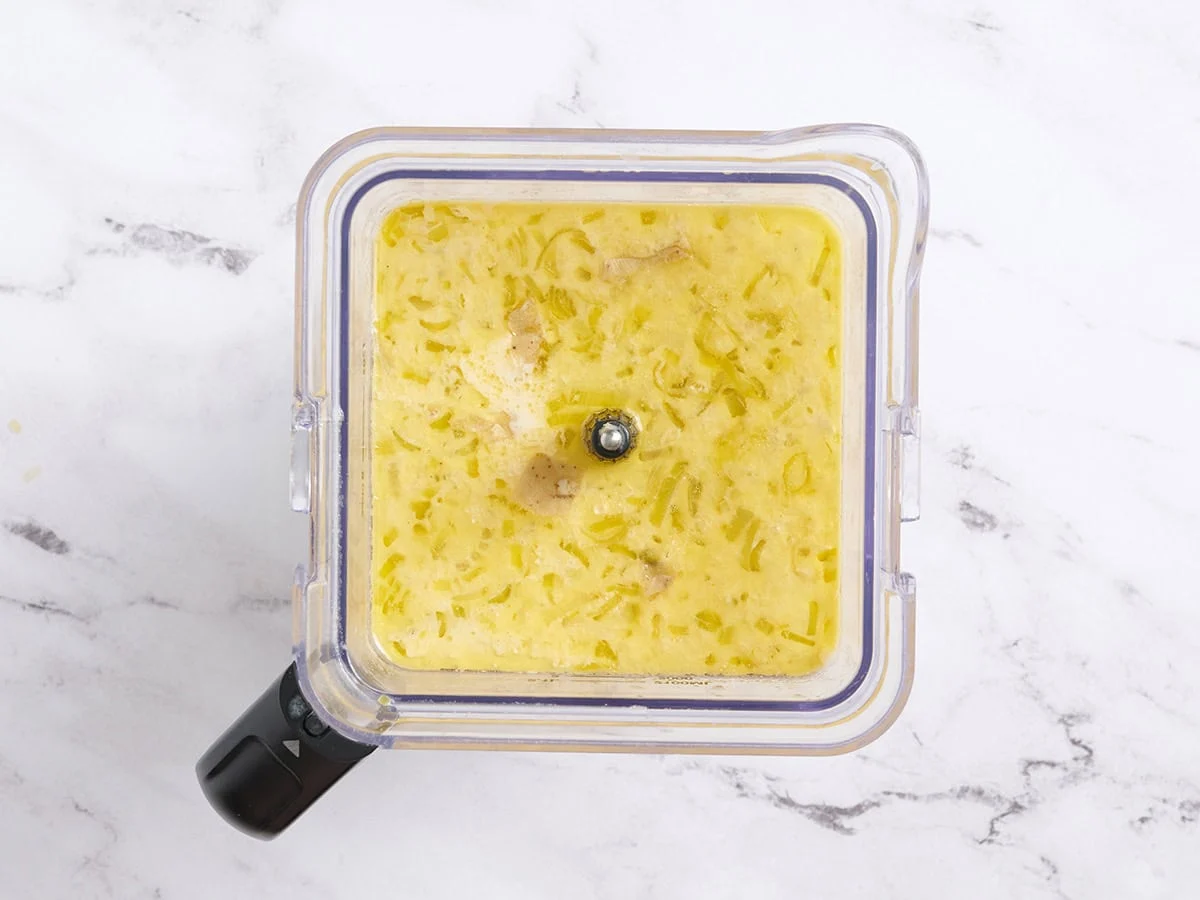 Sopa de puerros y patatas en una batidora.