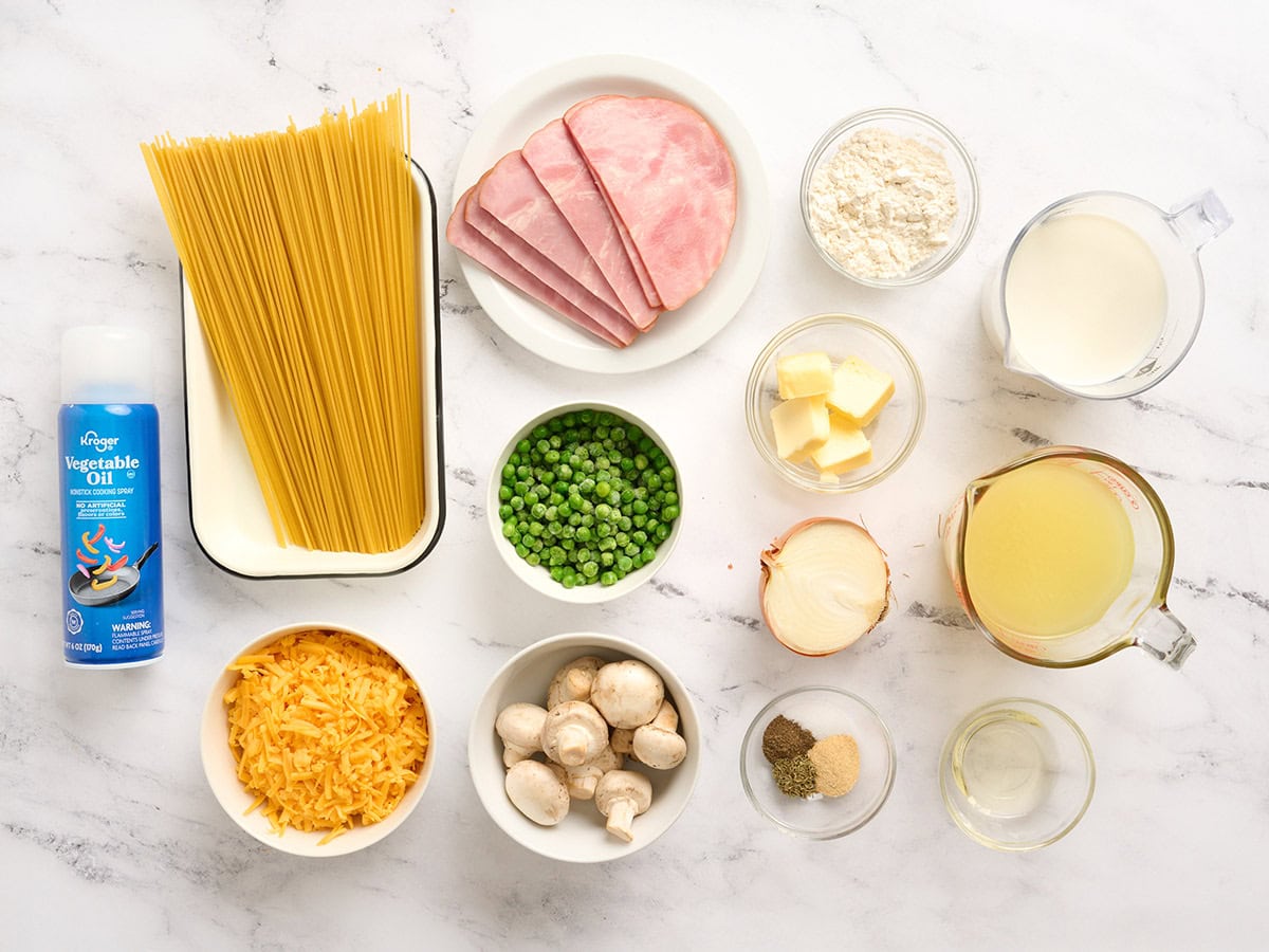 Los ingredientes para hacer tetrazzini de jamón.