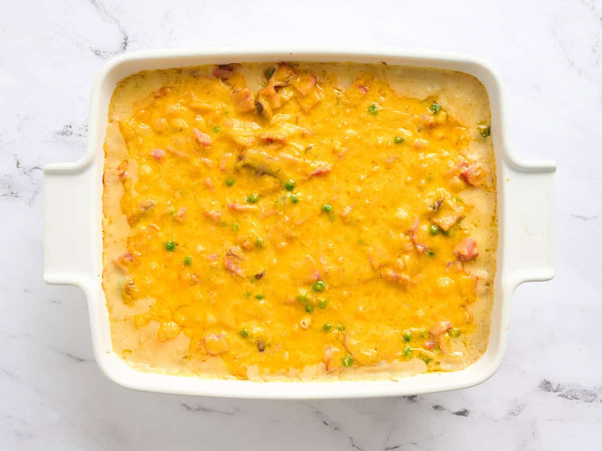 Tetrazzini de jamón terminado en una cazuela.