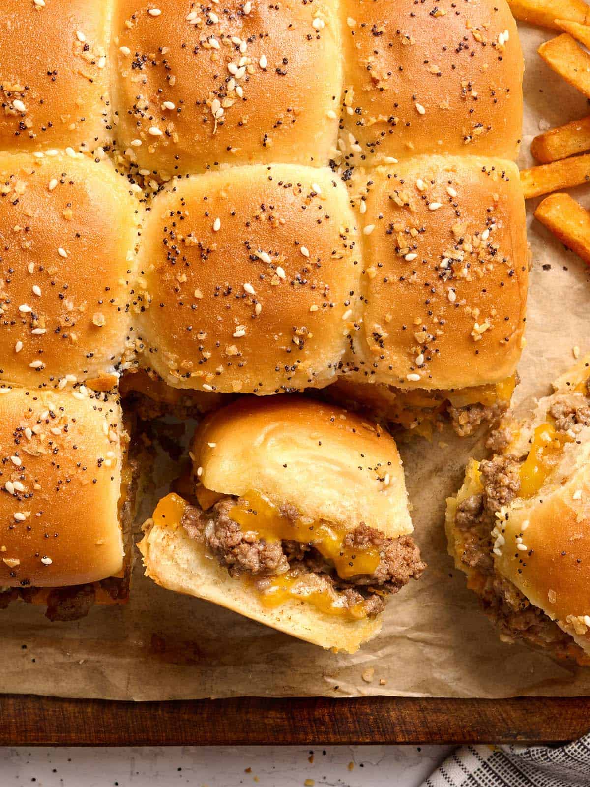 Vista aérea de controles deslizantes sobre papel pergamino.