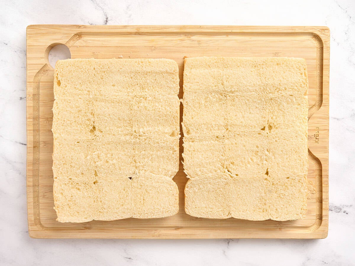 Rollitos hawaianos cortados por la mitad.