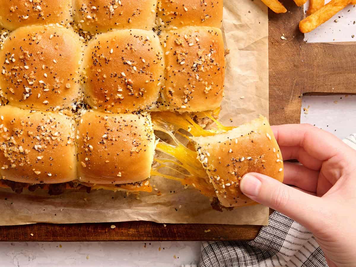 Una mano tirando de un control deslizante con un tirador de queso.