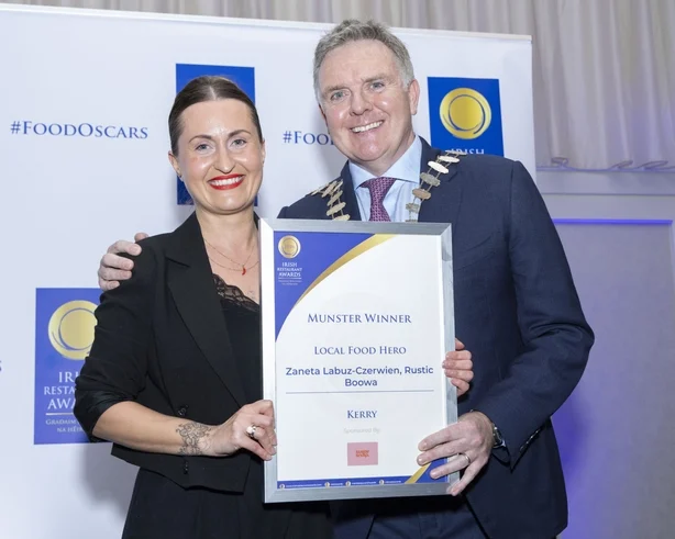 héroe ganador de comida local