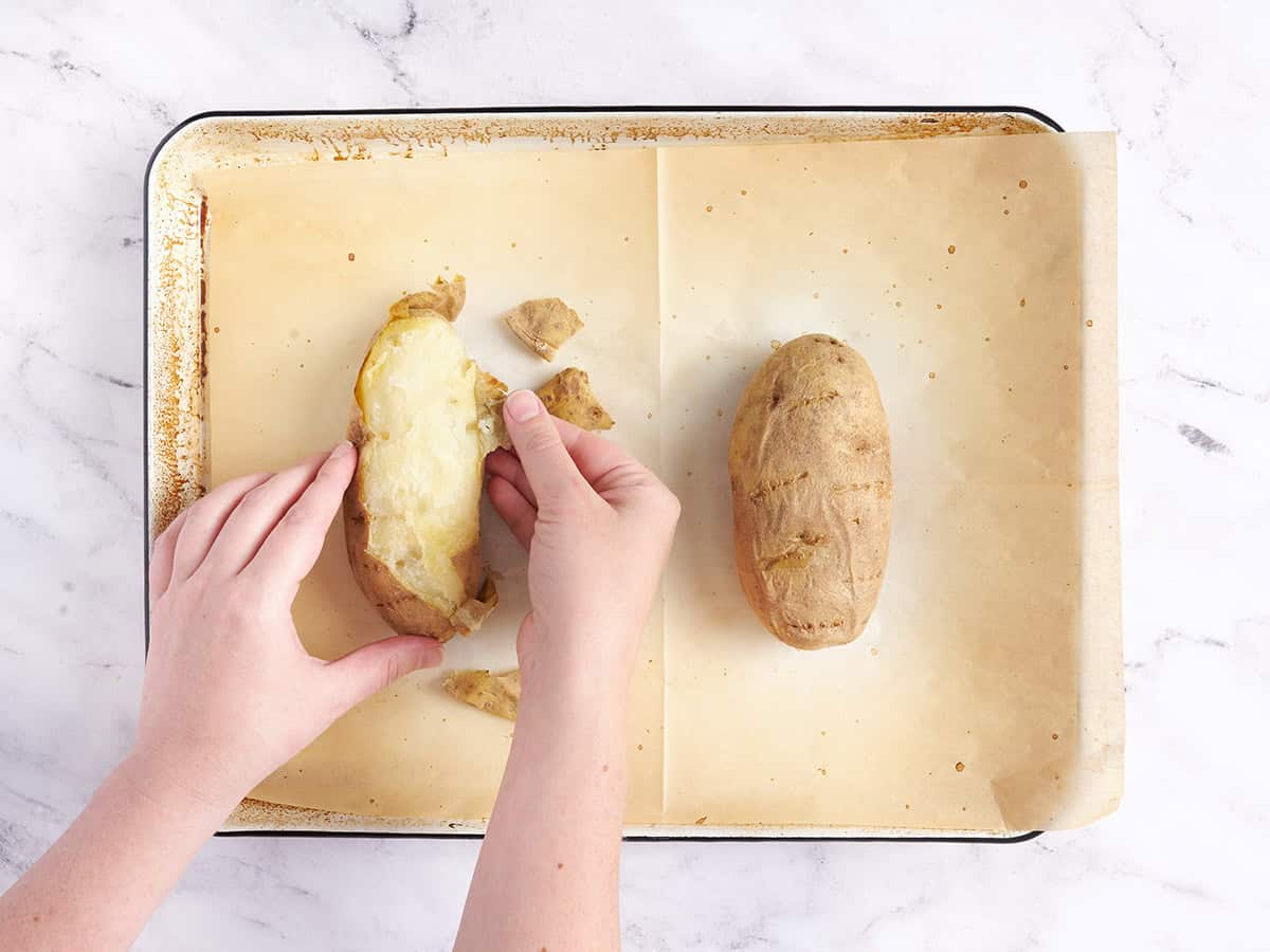 Quitar la piel a las patatas.