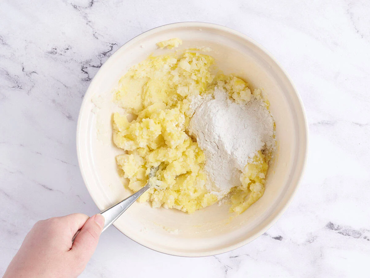 Harina añadida a las patatas.