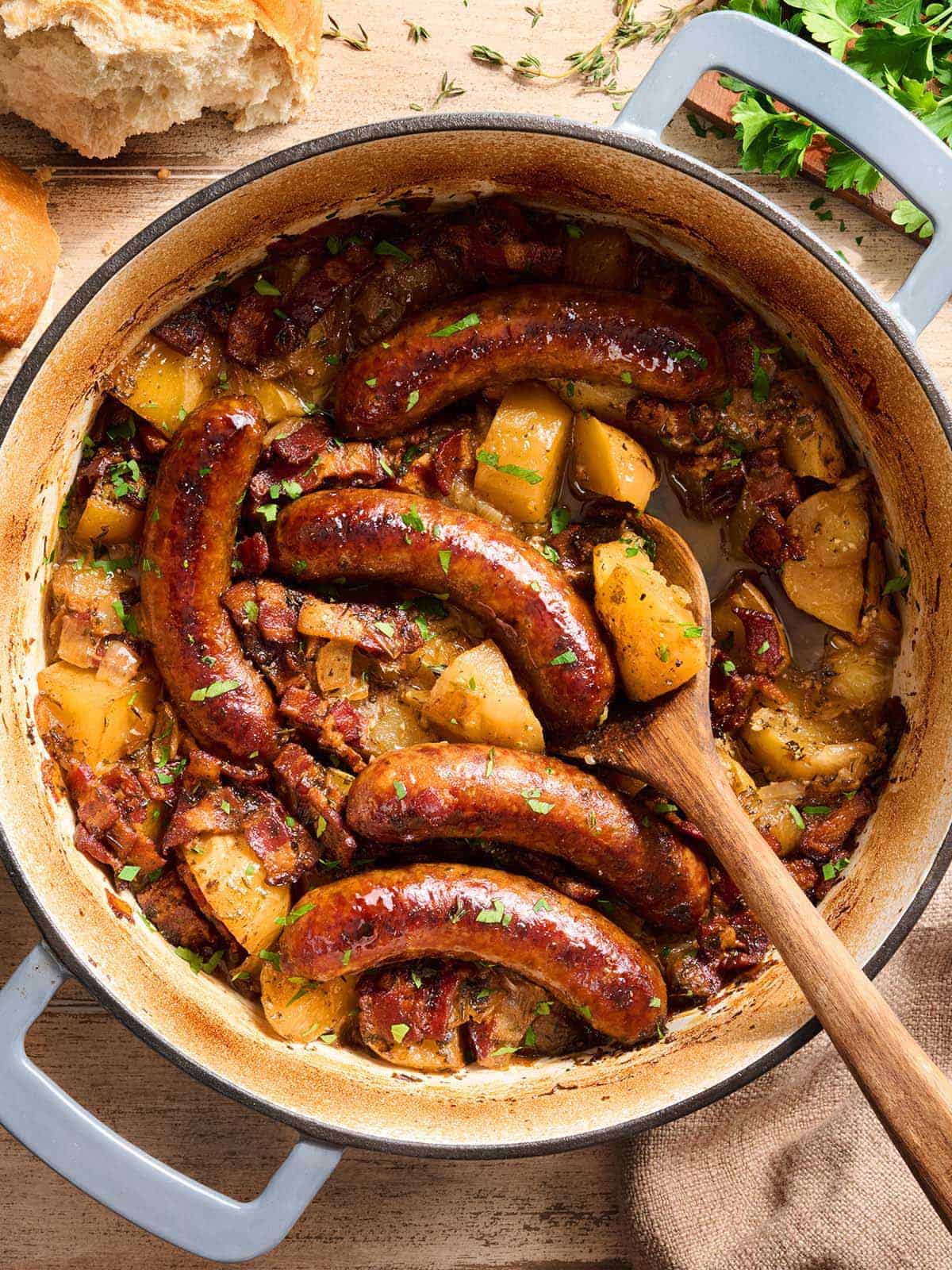 Plato Dublin Coddle en una olla