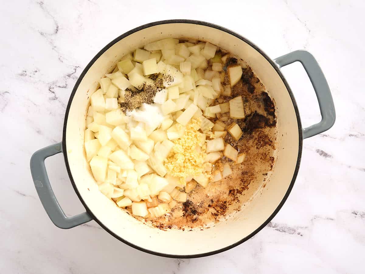 Cebolla y condimentos cocinados en horno holandés.