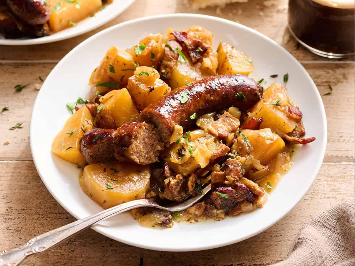 Vista lateral de Dublín mimar en un plato con un tenedor.