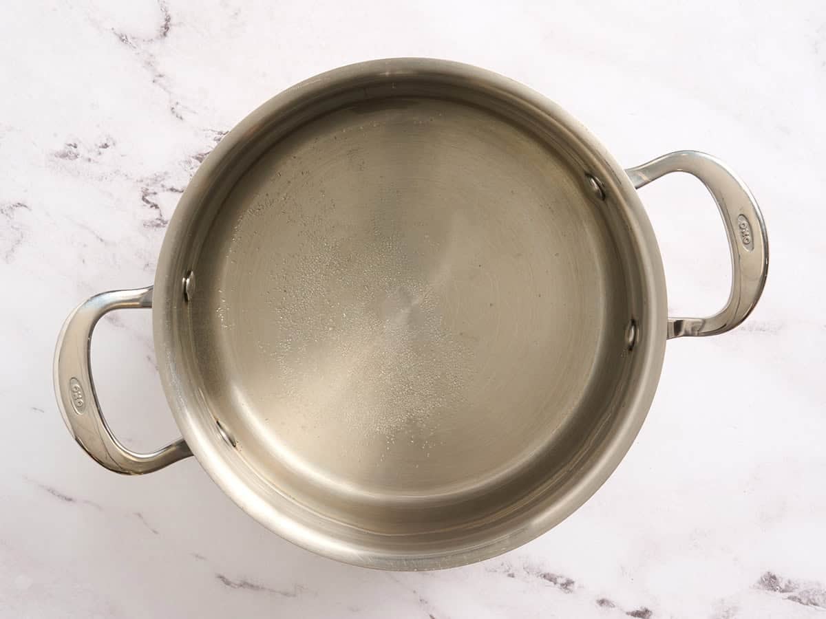 Agua con sal hirviendo en una olla.