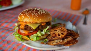 Hamburguesas de ternera al estilo coreano de Eva Pau con kimchi ketchup y chips de raíz de loto