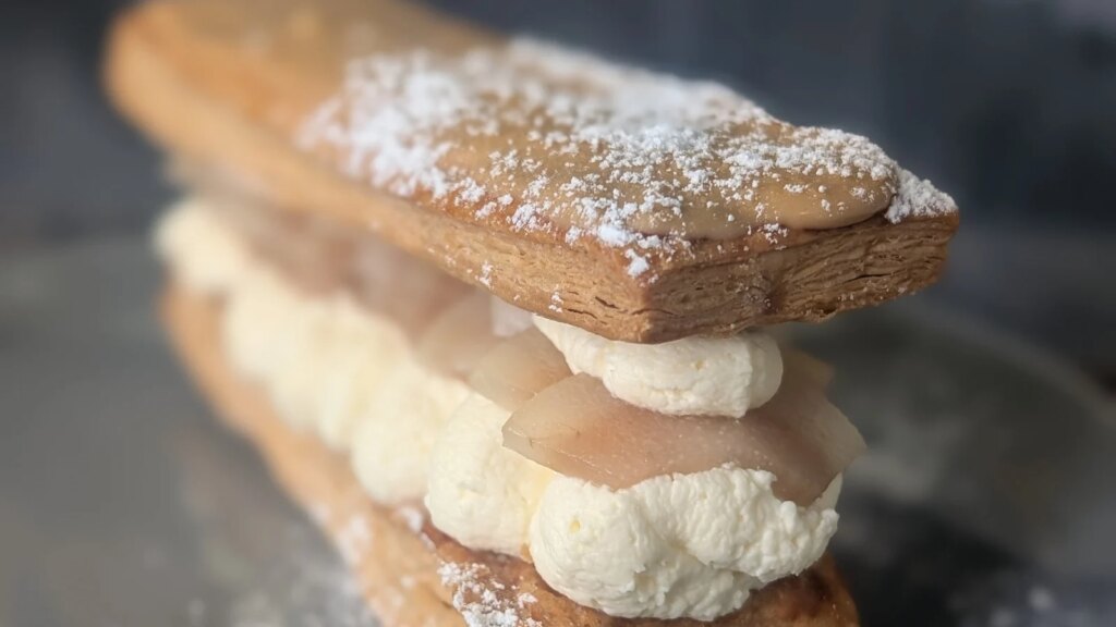 Rebanada de café irlandés de Mags con crema de vainilla y peras escalfadas al whisky