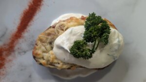 Patatas al horno rellenas de Trisha con queso ahumado, cebollino y tocino crujiente