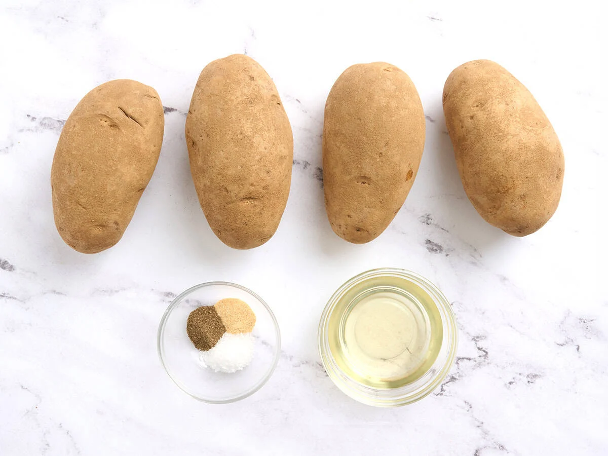 Los ingredientes para hacer patatas Hasselback.