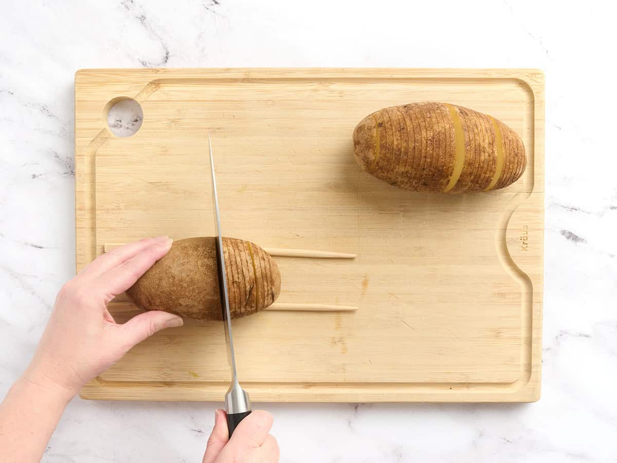 Las patatas se cortan en rodajas con palillos como guía.