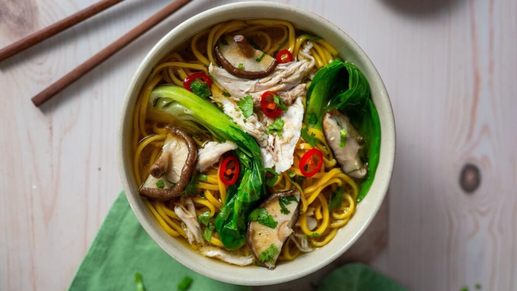Sopa china de pollo con fideos de Eva Pau