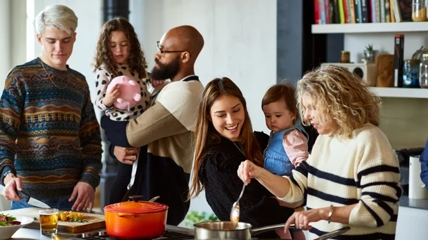 La familia extendida se reúne para comer,