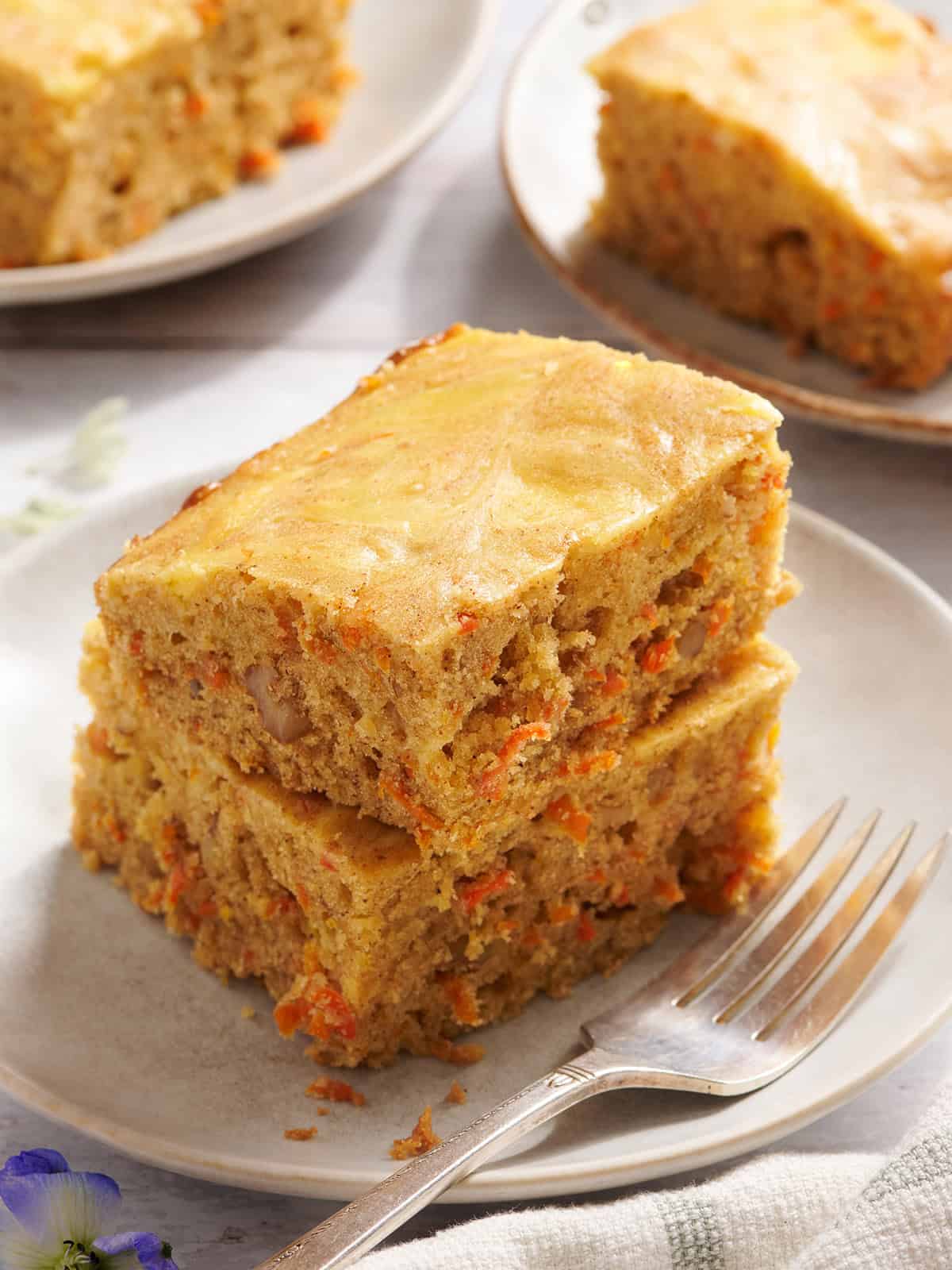 Vista lateral de barras de pastel de zanahoria en un plato.